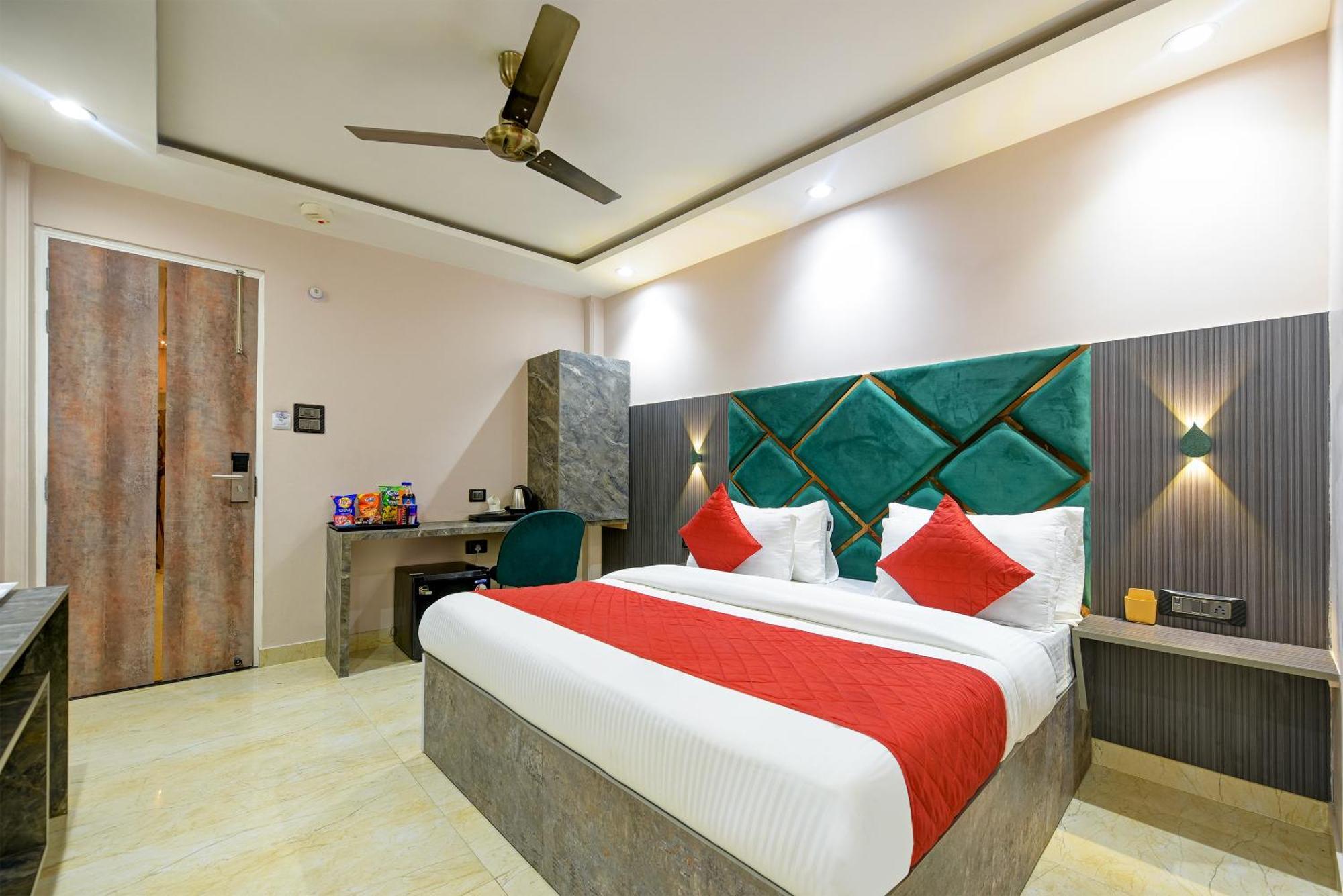 Hotel The Pearl Plaza In Centre - Near Railway Station